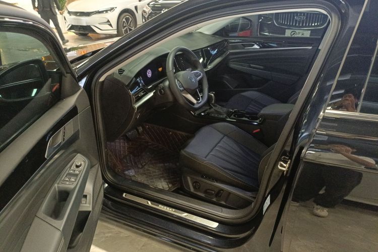 Volkswagen Passat 2025 immagine di auto #12