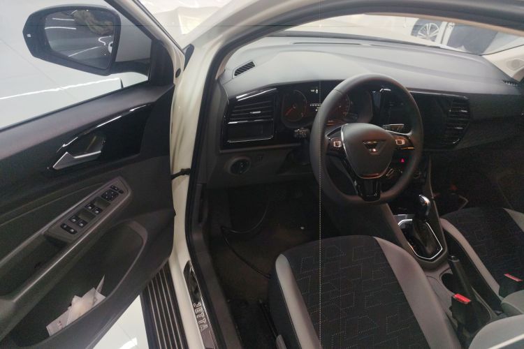VS5 2019 car image #12