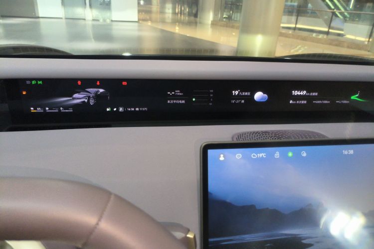 Avatr 06 2025 car image #12