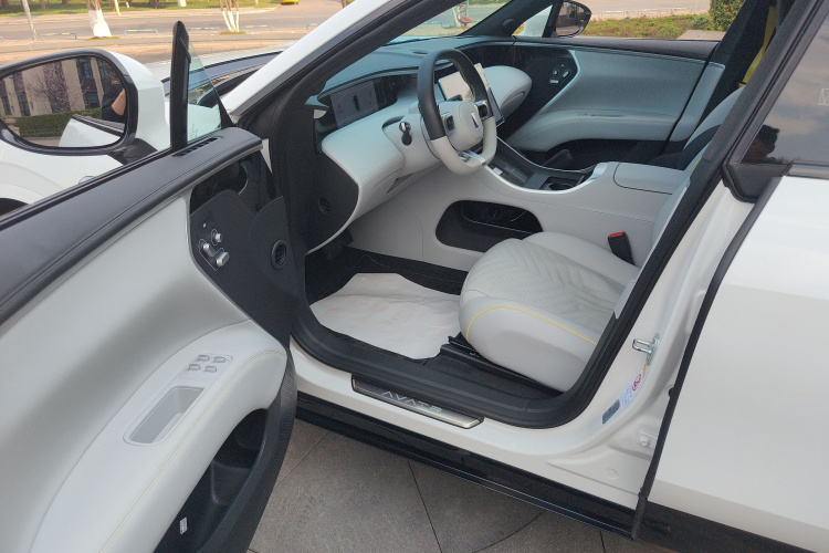 Avatr 11 2024 car image #12