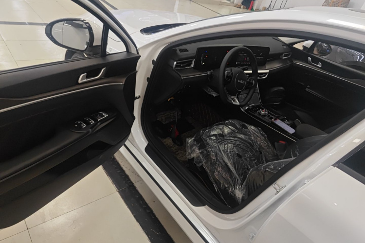 Kia K5 2025 car image #12