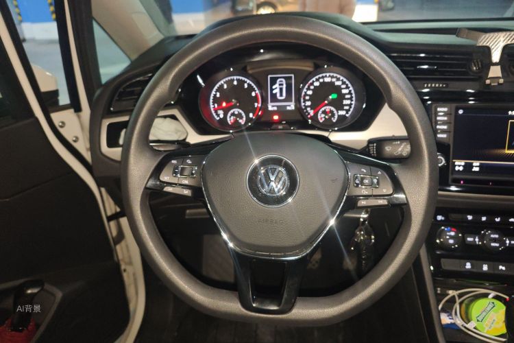 Volkswagen Touran 2018 car image #12