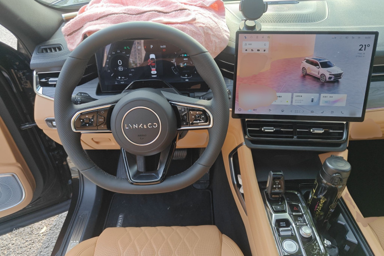 Lynk & Co 09 2026 car image #12