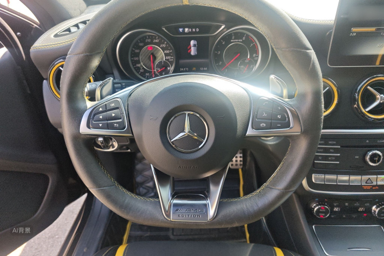 Mercedes-Benz GLA AMG 2018 immagine di auto #12