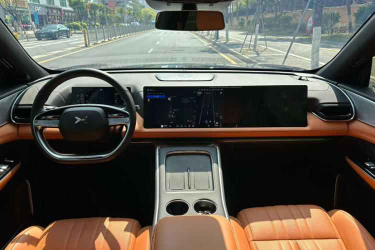 Xpeng G9 2023 صورة سيارة #12