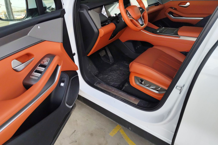 BYD Tang L 2025 immagine di auto #12