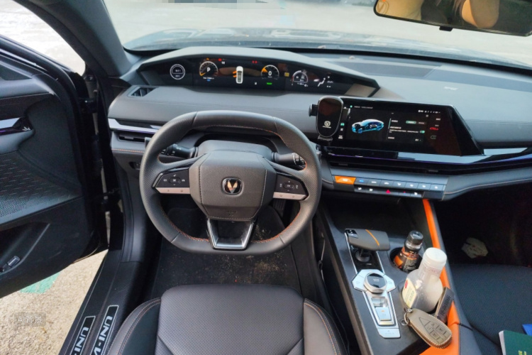 Changan UNI-V iDD 2023 imagem de carro #12