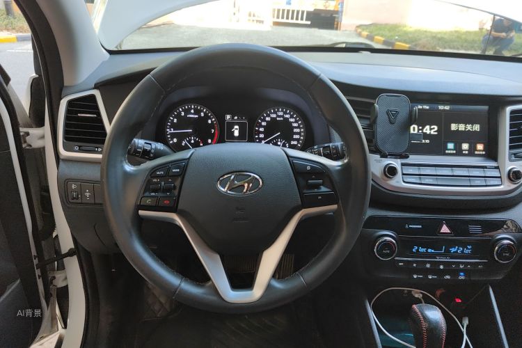 Hyundai Tucson 2016 immagine di auto #12