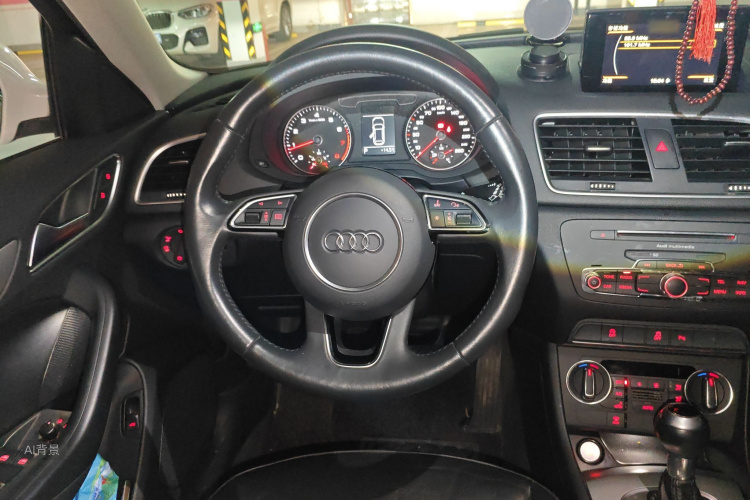 Audi Q3 2018 car image #12