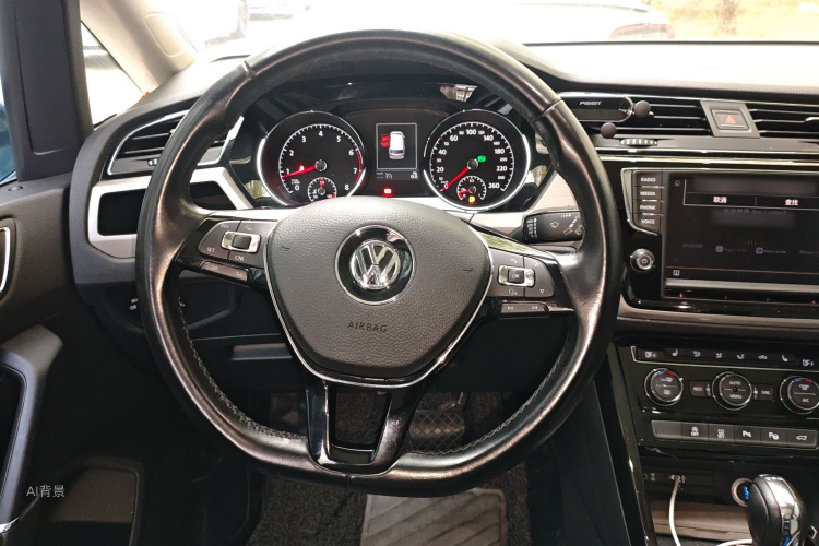 Volkswagen Touran 2018 car image #12