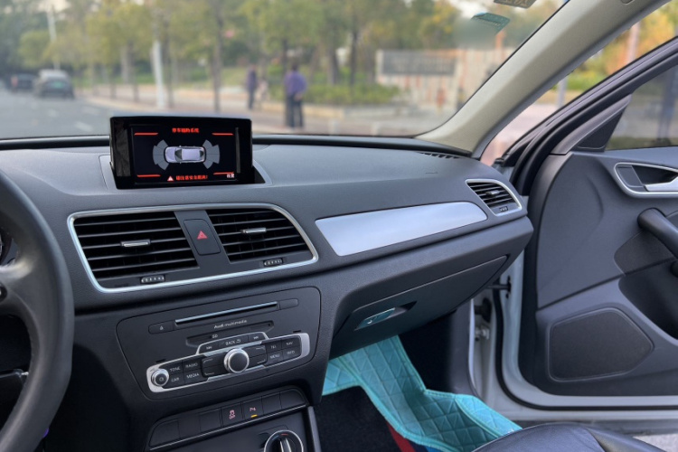 Audi Q3 2017 car image #12