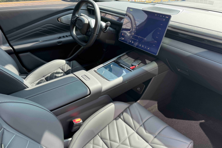 Lynk & Co 10 EM-P 2025 car image #12