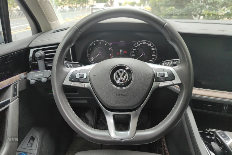 Volkswagen Touareg 2018 car image #12