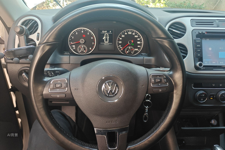 Volkswagen Tiguan 2015 car image #12