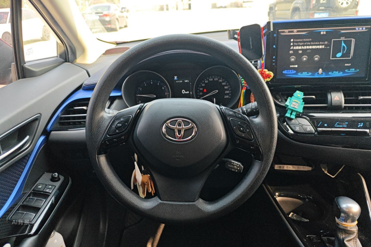 Toyota C-HR 2019 car image #12