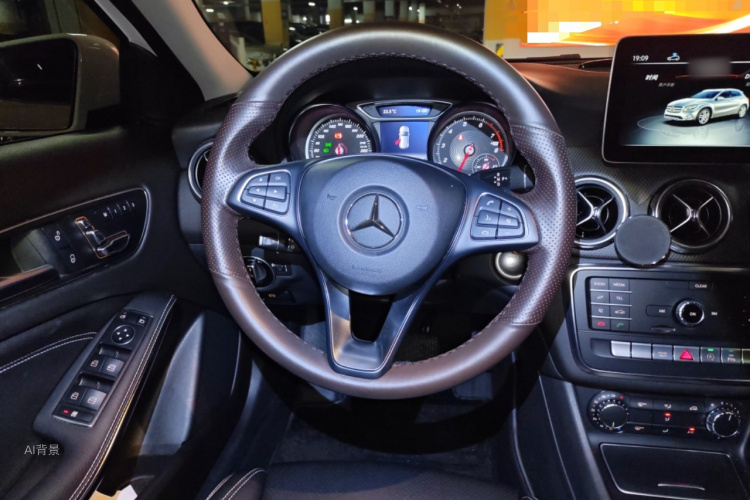 Mercedes-Benz GLA Class 2019 immagine di auto #12