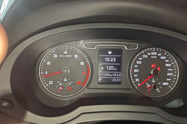 Audi Q3 2016 car image #12