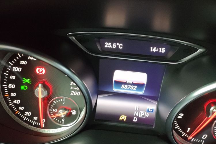 Mercedes-Benz GLA Class 2018 immagine di auto #12