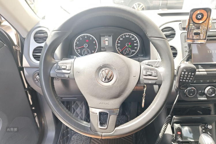 Volkswagen Tiguan 2014 car image #12