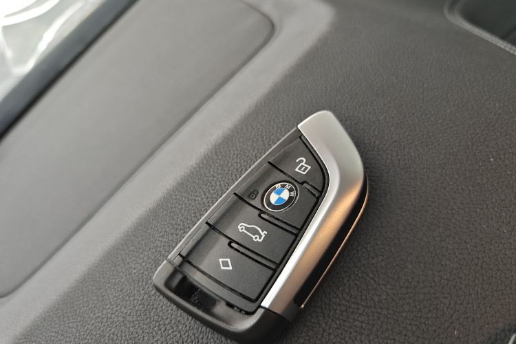 BMW iX3 2023 immagine di auto #12