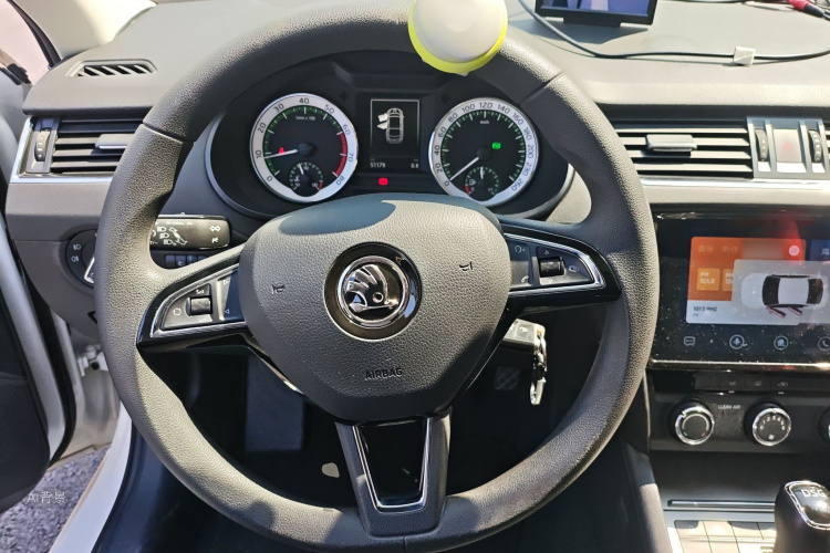 Skoda Octavia 2020 car image #12