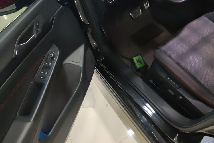 Volkswagen GolfGTI 2023 immagine di auto #12