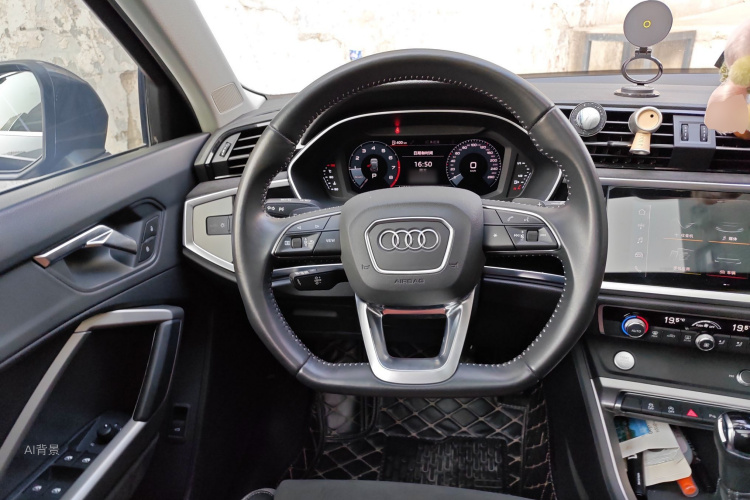 Audi Q3 2019 car image #12