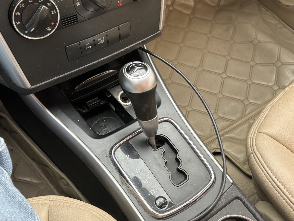 Mercedes-Benz B Class 2010 car image #12