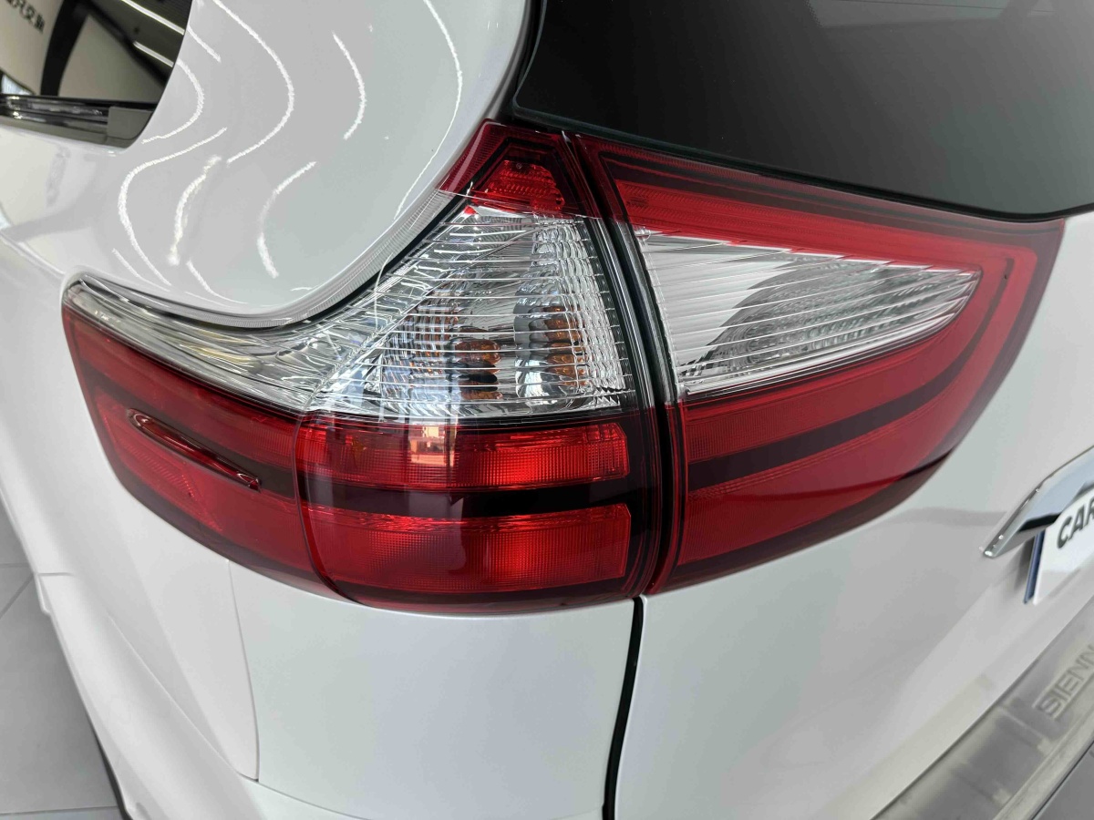 Toyota SIENNA 2019 #12 Toyota SIENNA 2019 car image #12