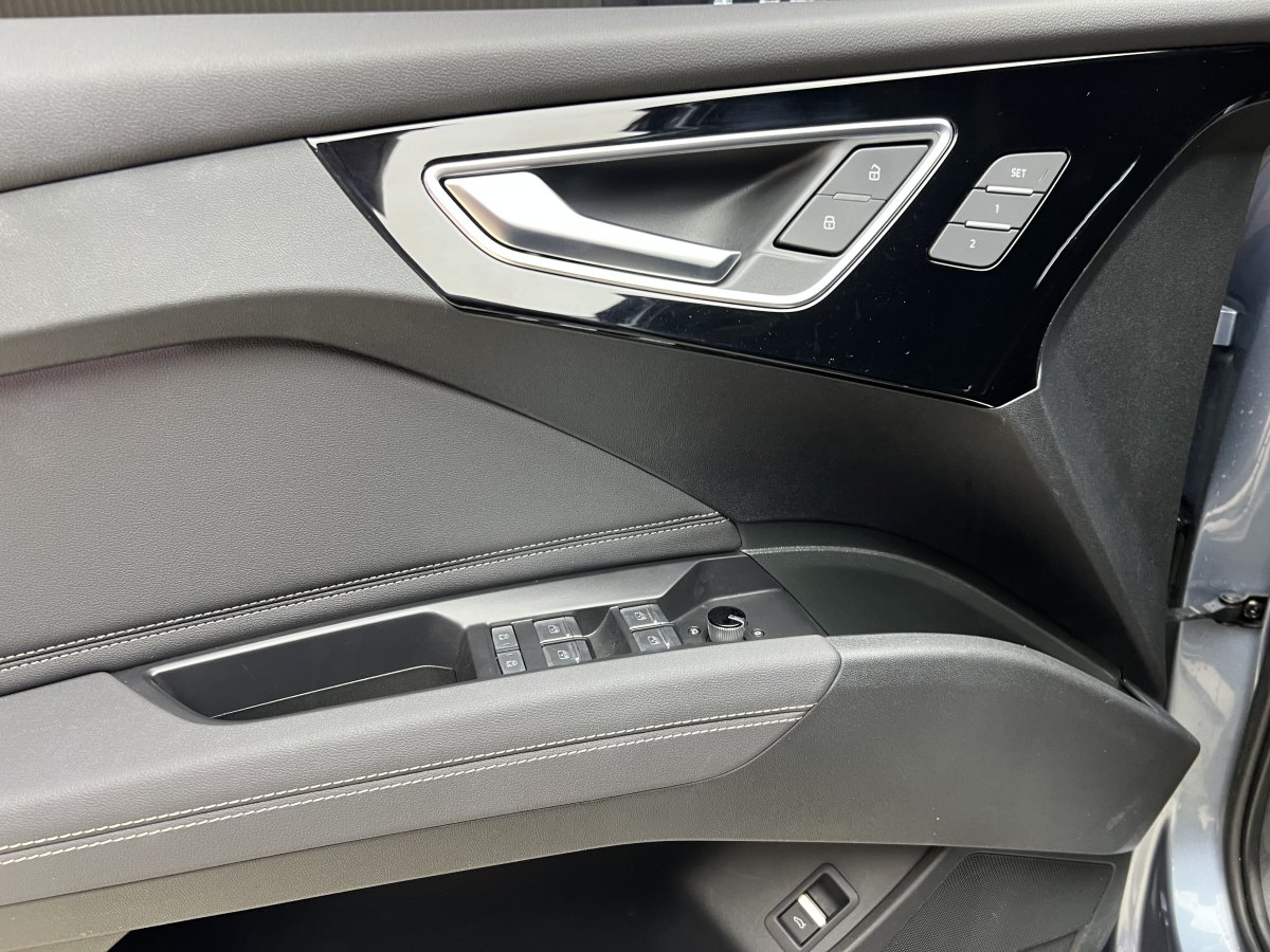 Audi Q4 e-tron 2023 immagine di auto #12