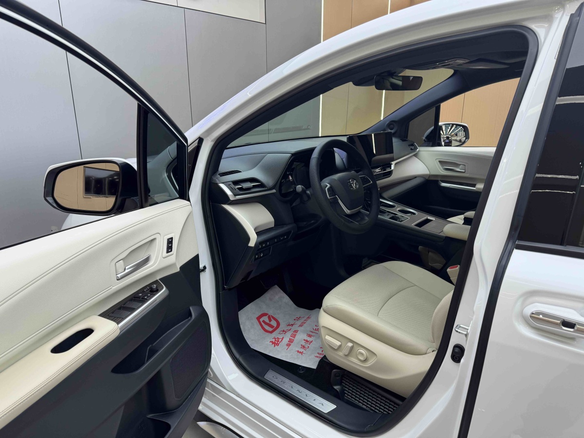 Toyota Granvia 2024 immagine di auto #12