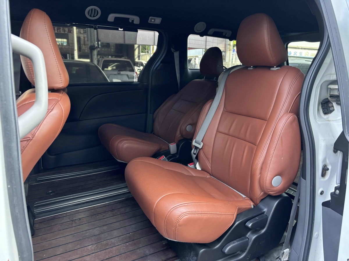 Toyota SIENNA 2015 car image #12