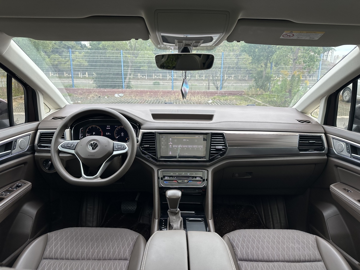 Volkswagen Viloran 2021 car image #12