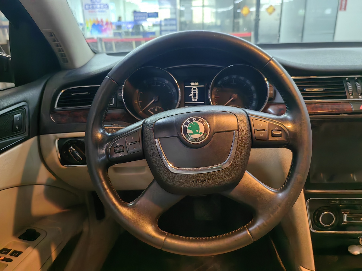 Skoda Superb 2010 car image #12