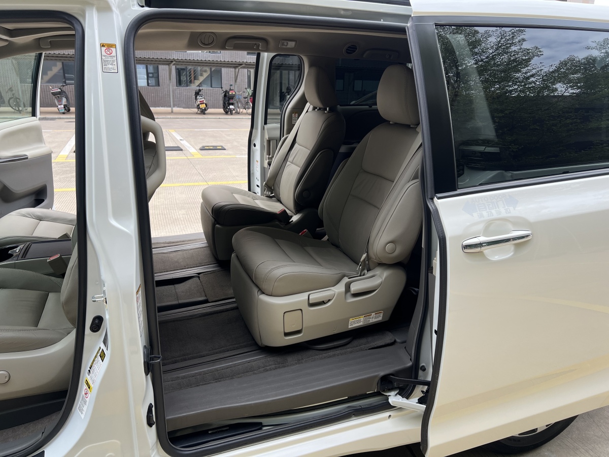 Toyota SIENNA 2018 #12 Toyota SIENNA 2018 car image #12