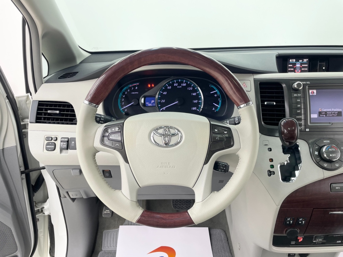 Toyota SIENNA 2010 car image #12