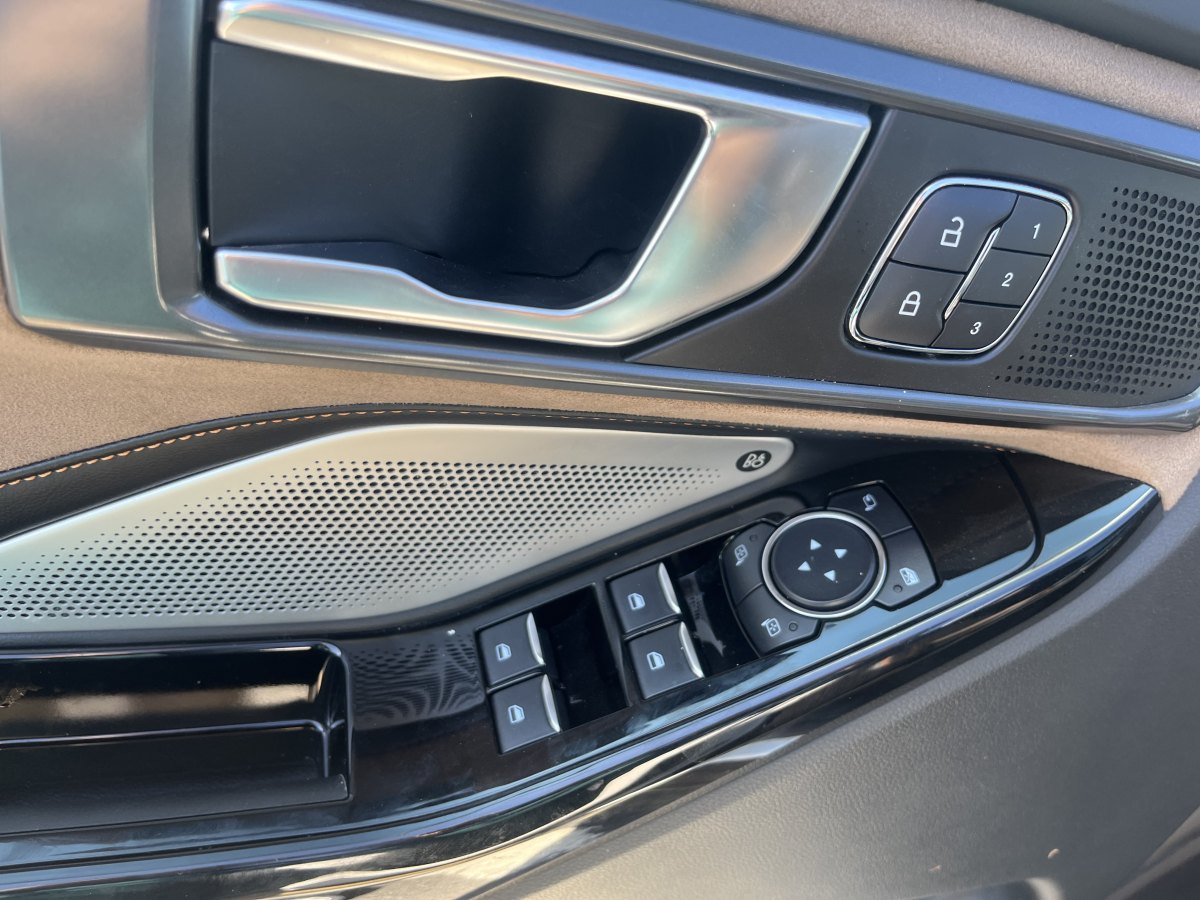 Ford Explorer 2025 immagine di auto #12