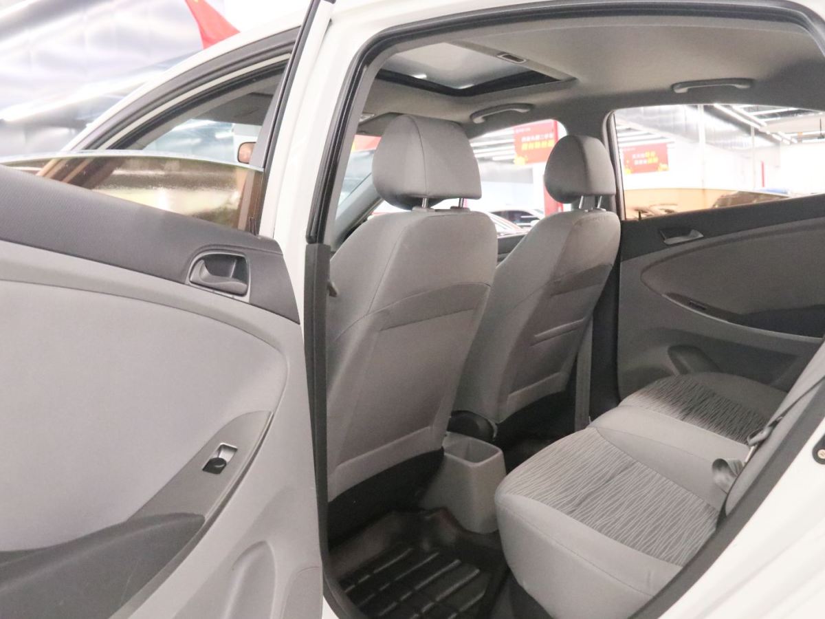 Hyundai Reina 2014 #12 Hyundai Reina 2014 car image #12