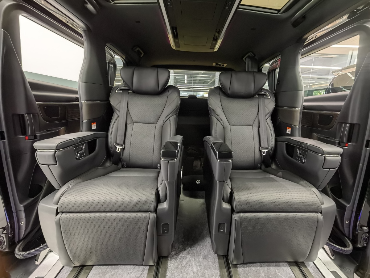 Toyota Alphard 2024 car image #12