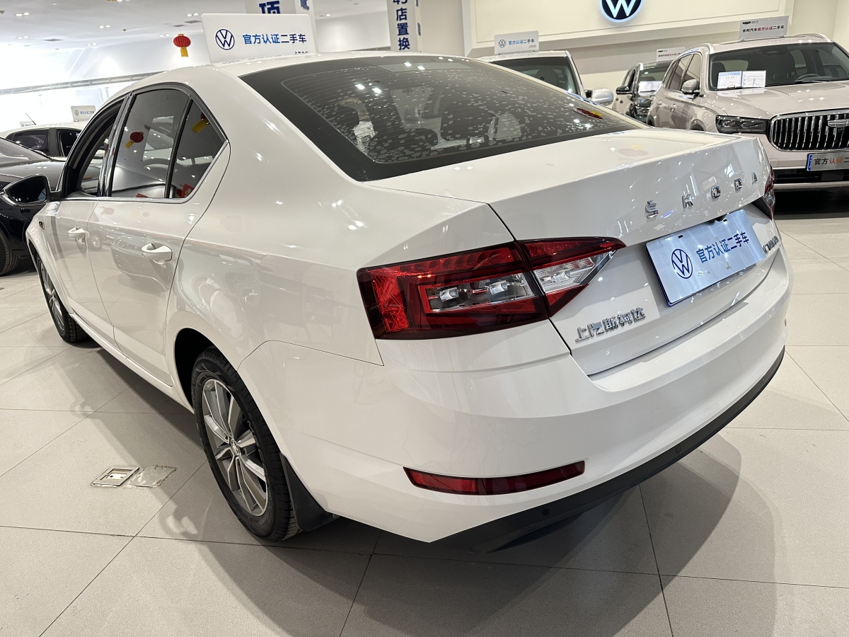 Skoda Octavia 2020 car image #12