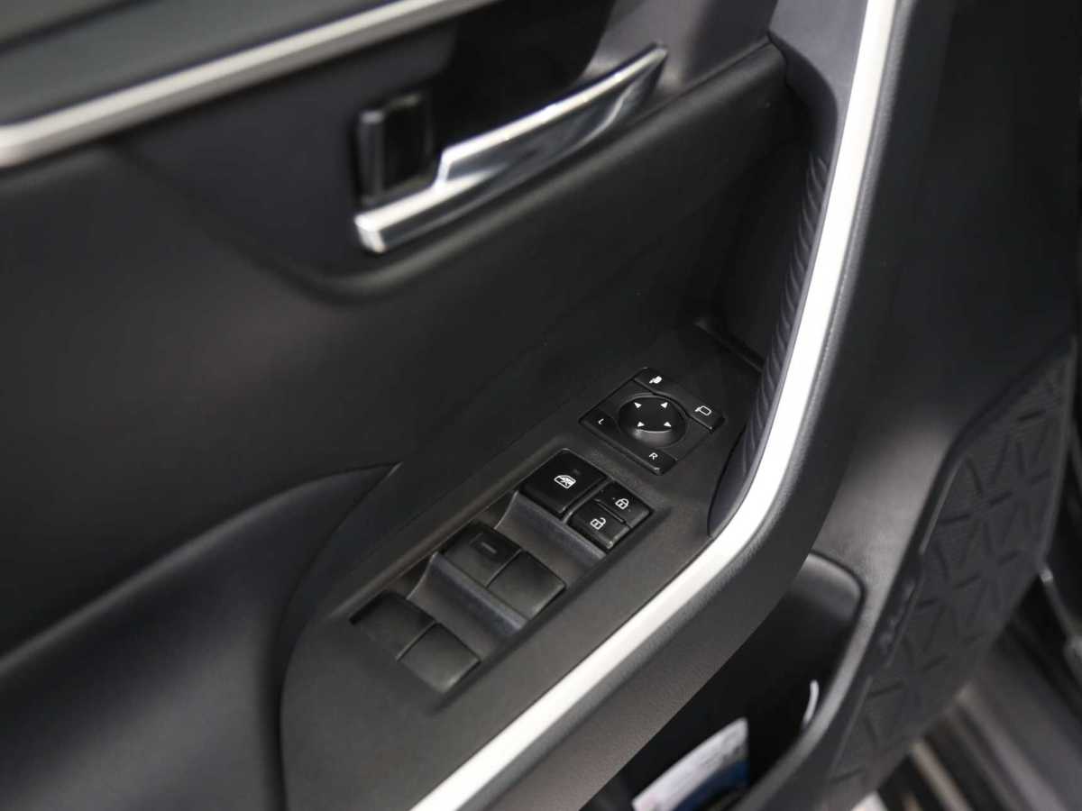 Toyota RAV4 2020 car image #12