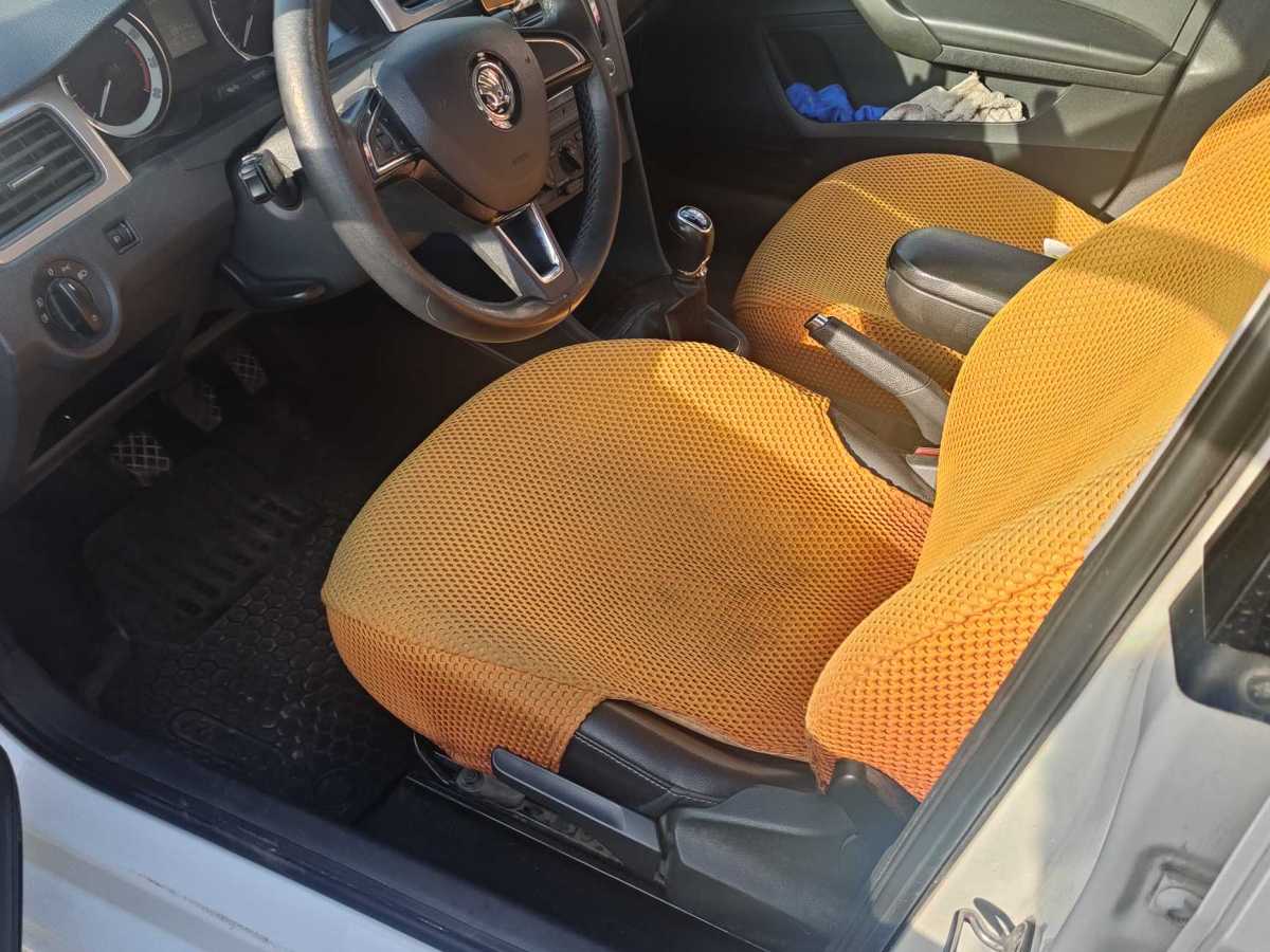 Skoda Rapid 2018 car image #12