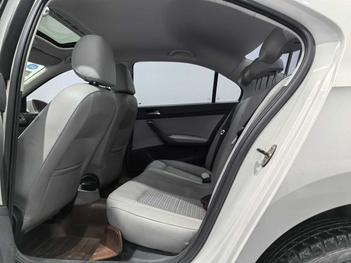 Skoda Rapid 2014 car image #12