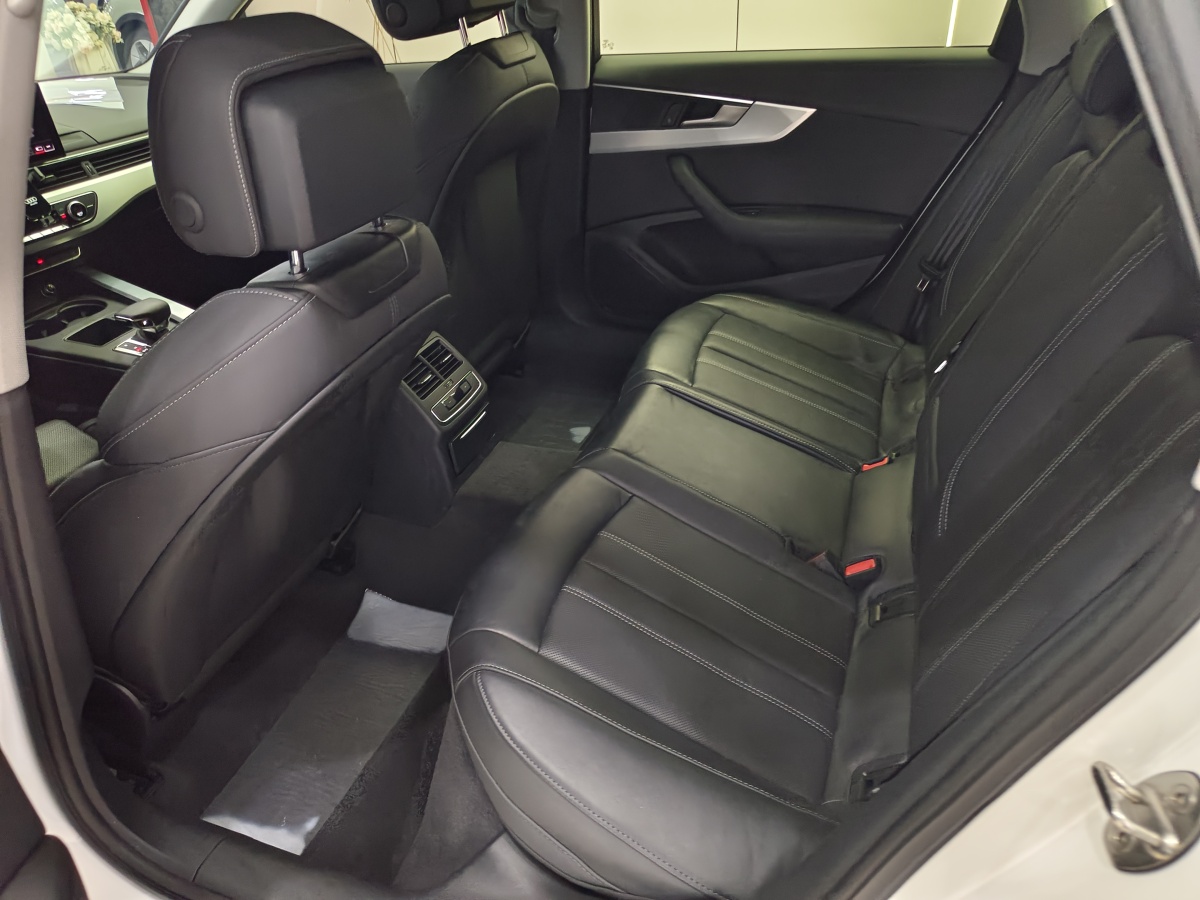 Audi A4L 2023 car image #12