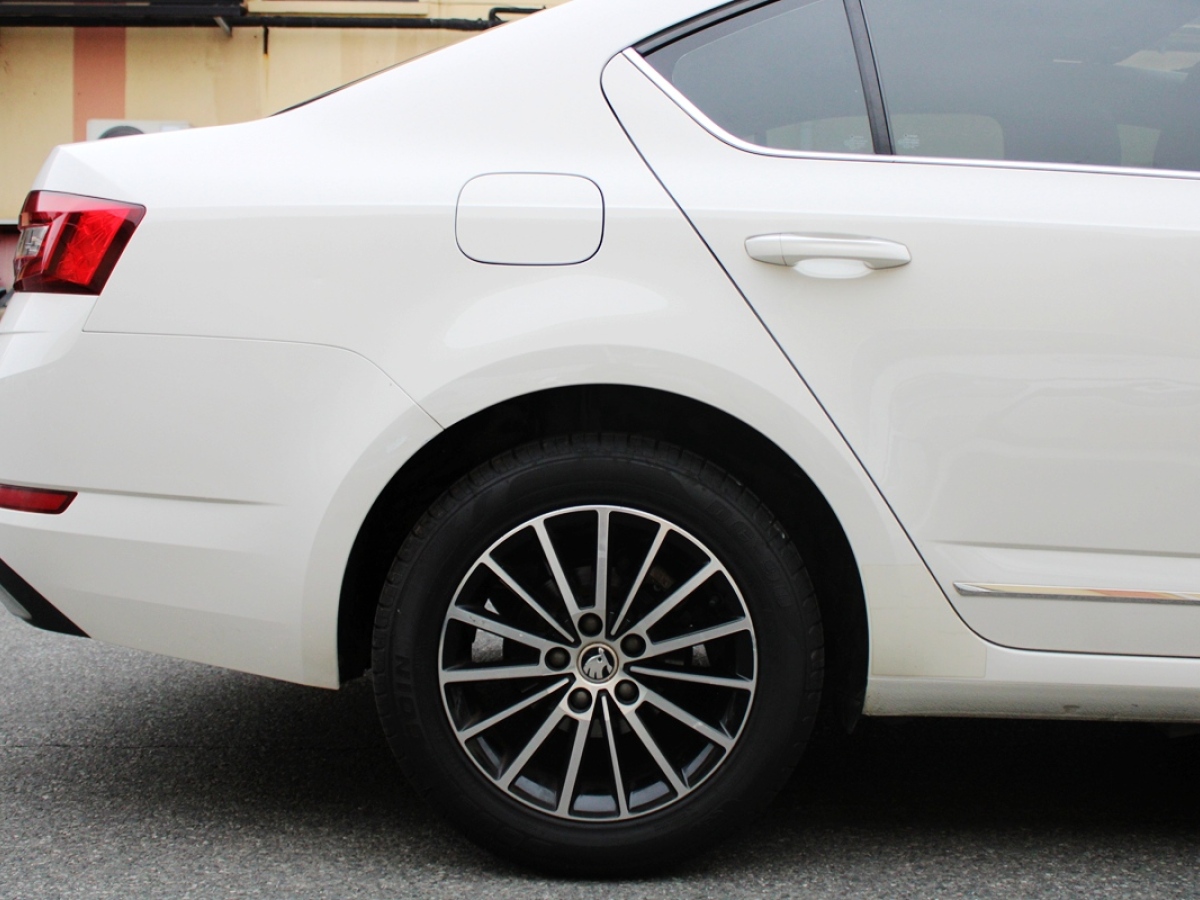 Skoda Octavia 2020 car image #12