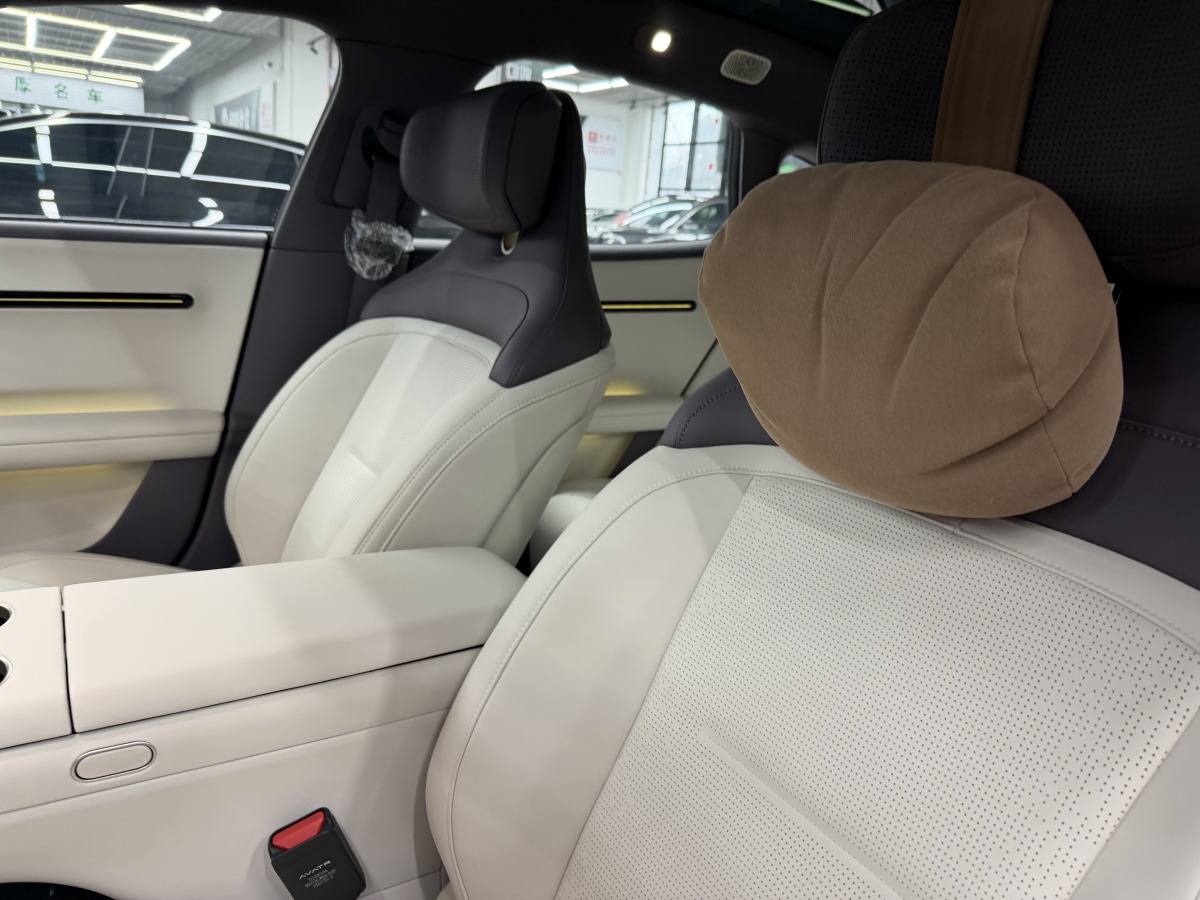 Avatr 06 2025 car image #12