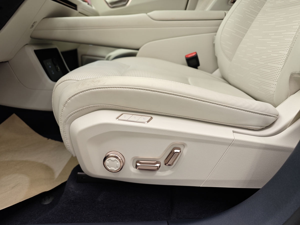 Lynk & Co 900 2025 car image #12