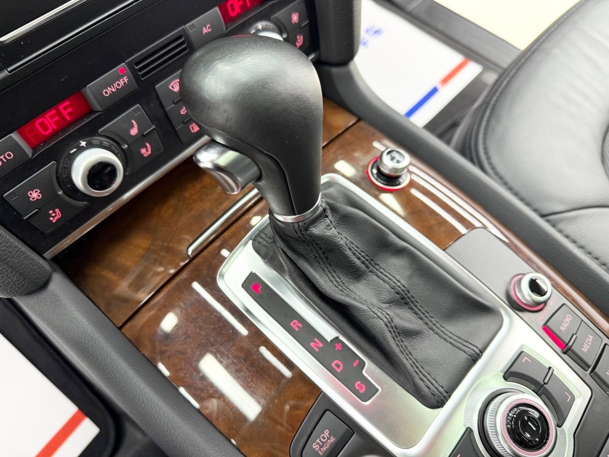 Audi Q7 2010 car image #12