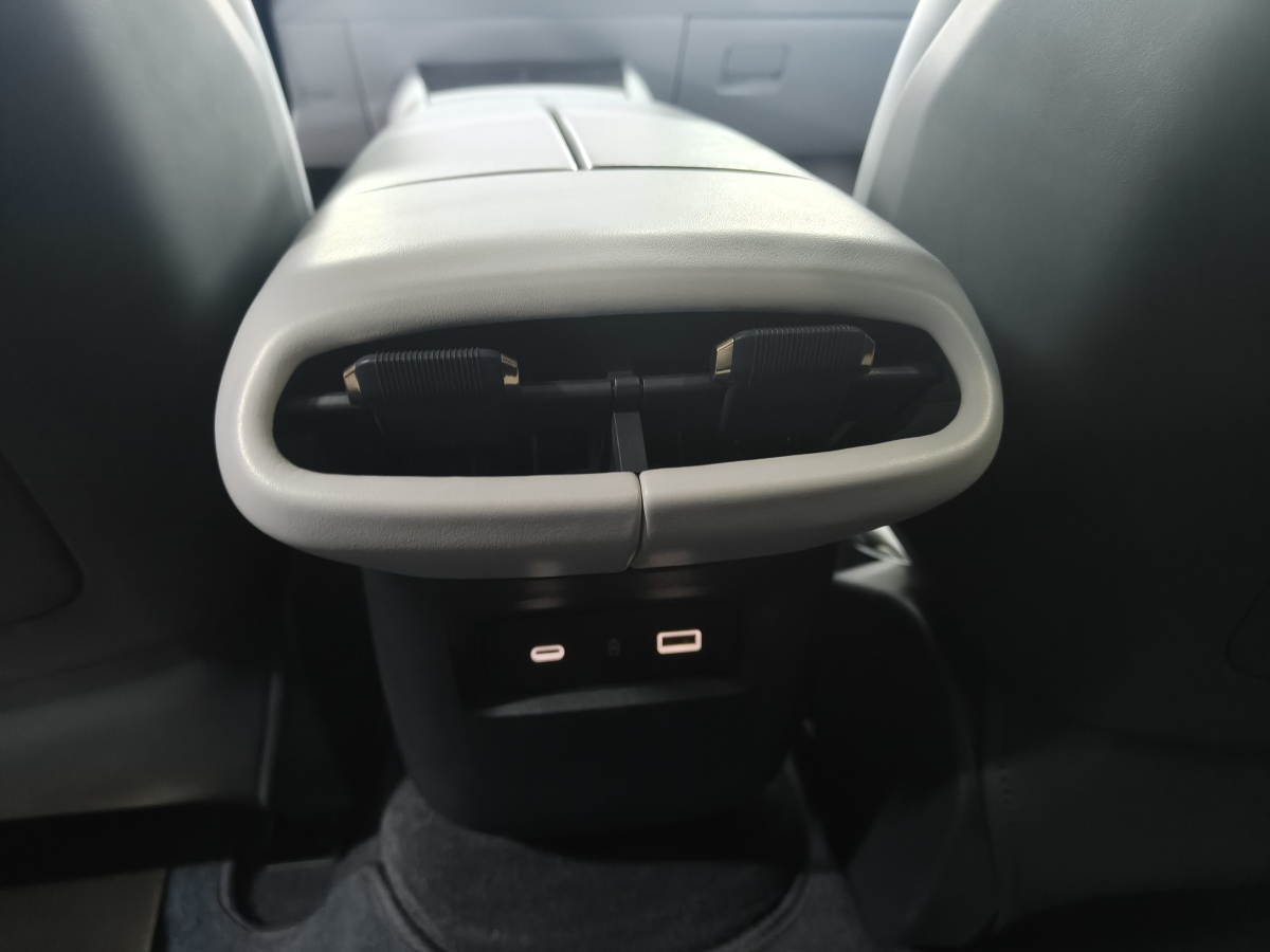 Lynk & Co Z10 2025 car image #12