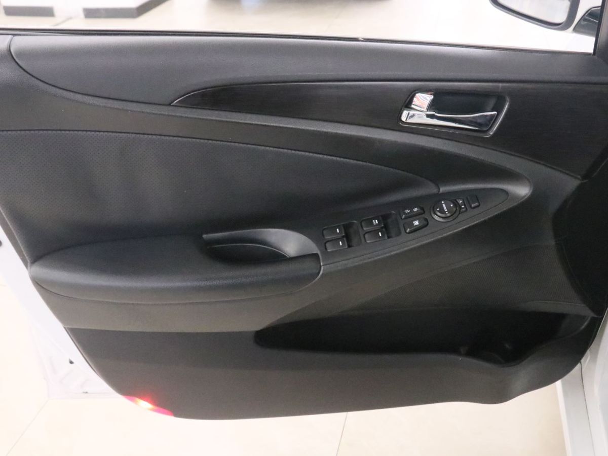 Hyundai Sonata 2013 car image #12